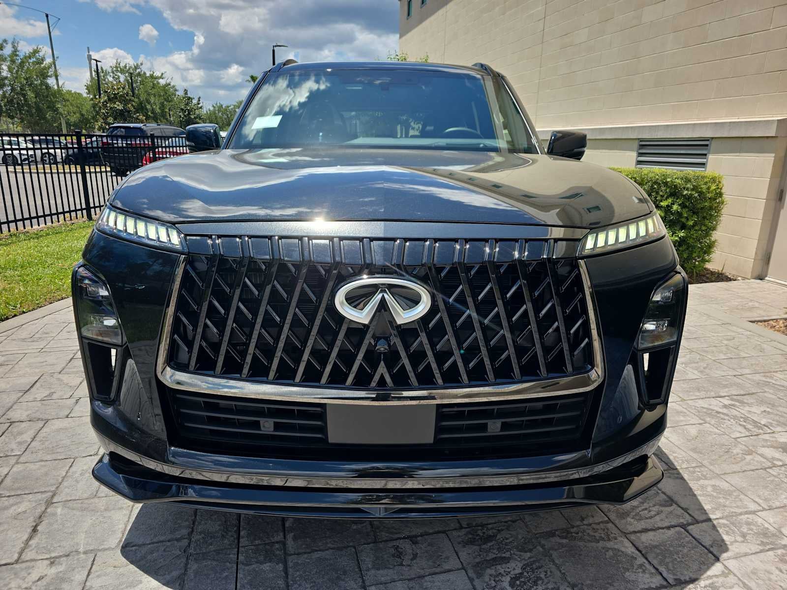 2026 INFINITI QX80 — side profile view