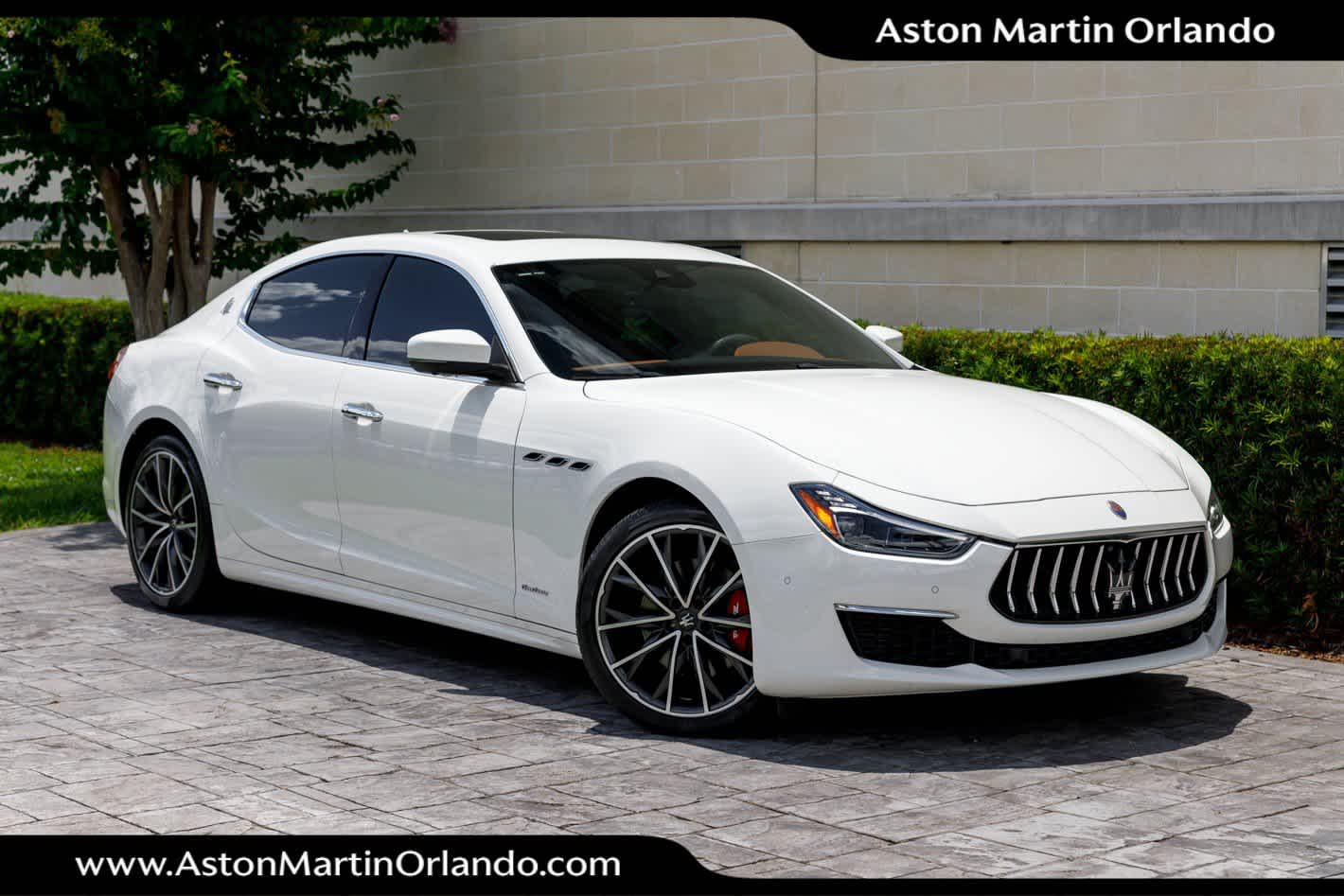 2020 Maserati Ghibli GranLusso in Bianco — front three-quarter view